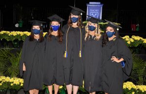 2021 Graduades in masks