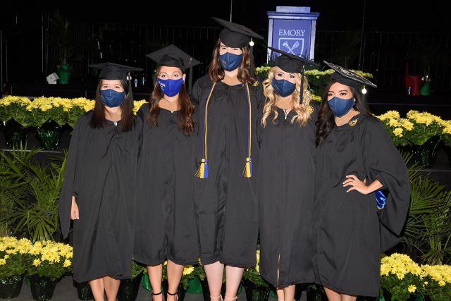 2021 Graduades in masks