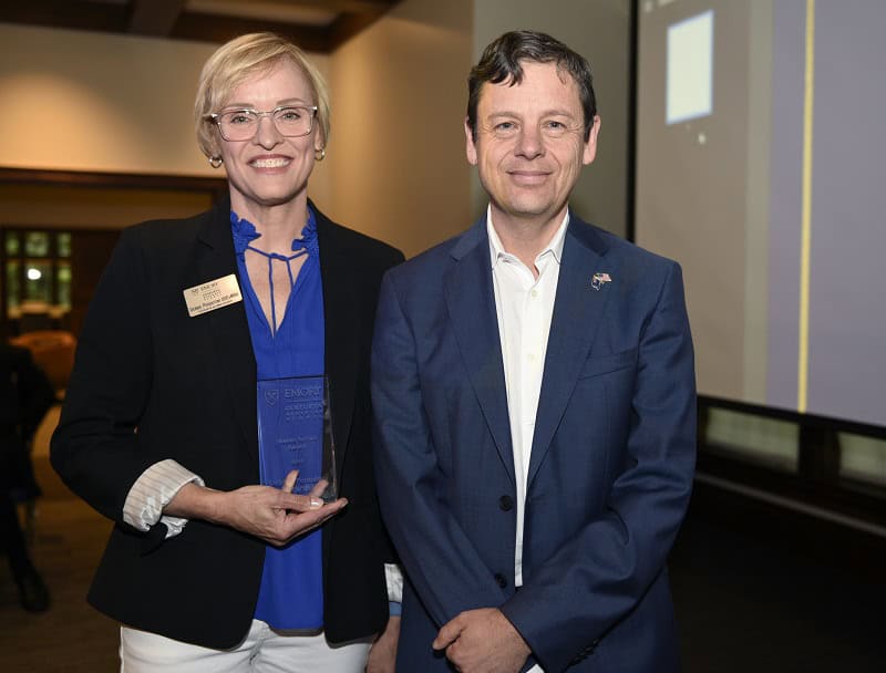 Debbie Perantoni 00EvMBA, 2024 winner of the Alumni Service Award, with Dean Gareth James