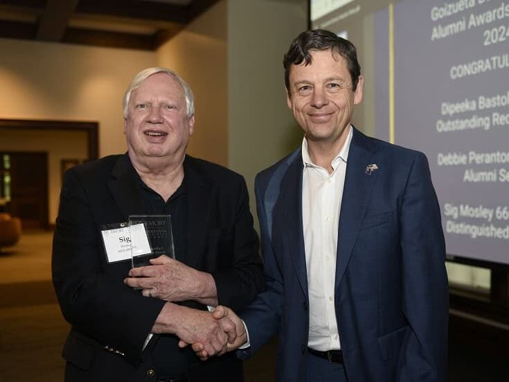 Sig Mosley 66Ox 68BBA, 2024 winner of the Distinguished Alumnus Award, with Dean Gareth James